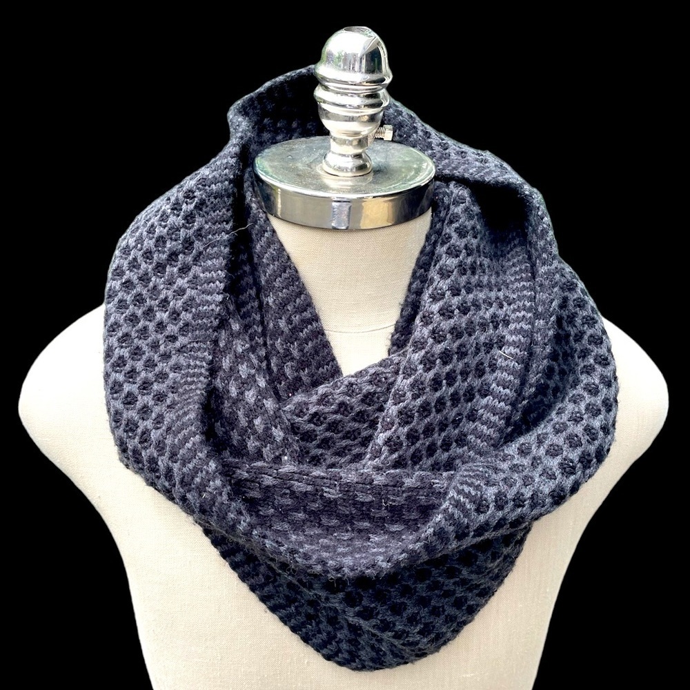 Chunky black and grey infinity‎ scarf